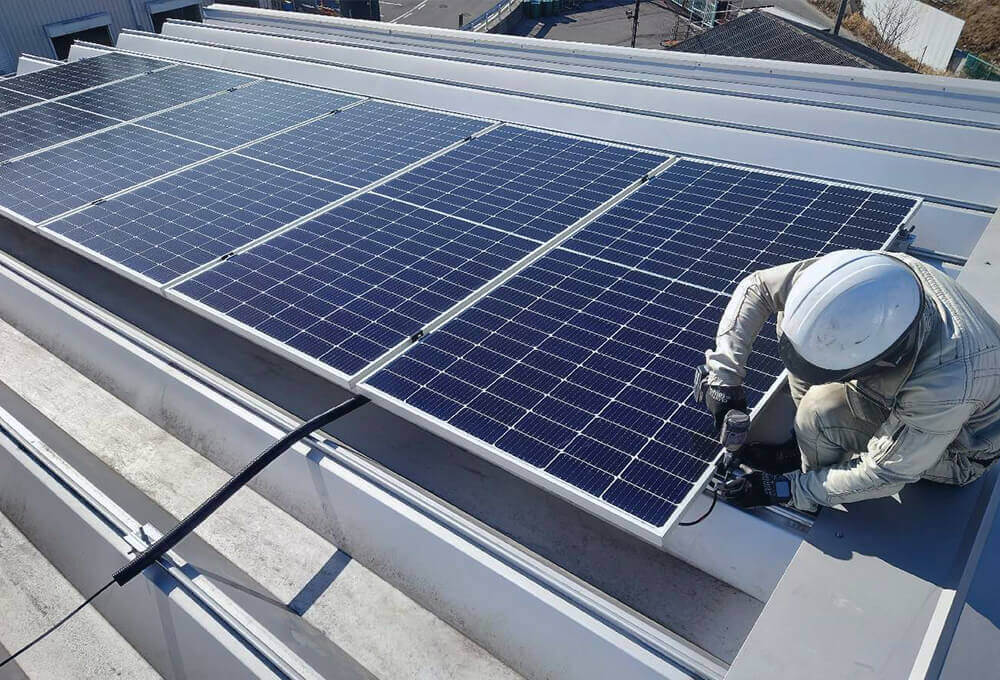 屋根への太陽光発電システム設置工事